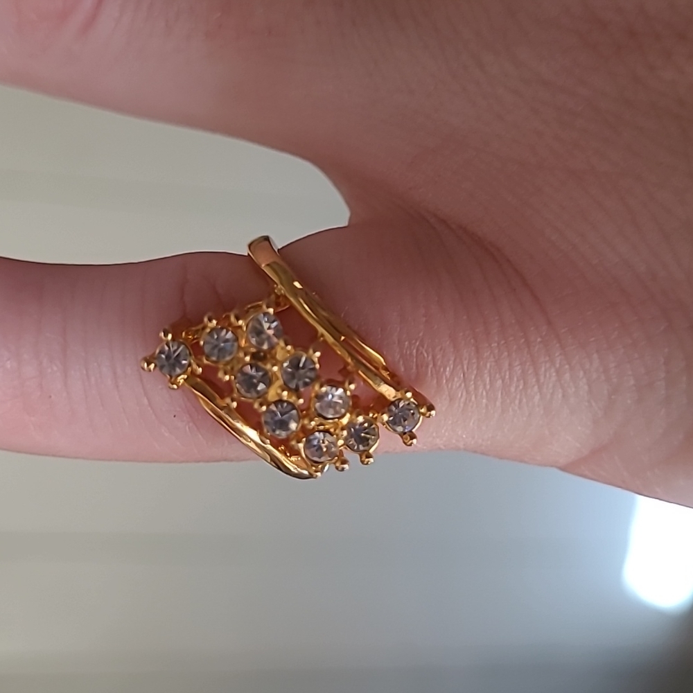 Gold ring w Rhinestones.